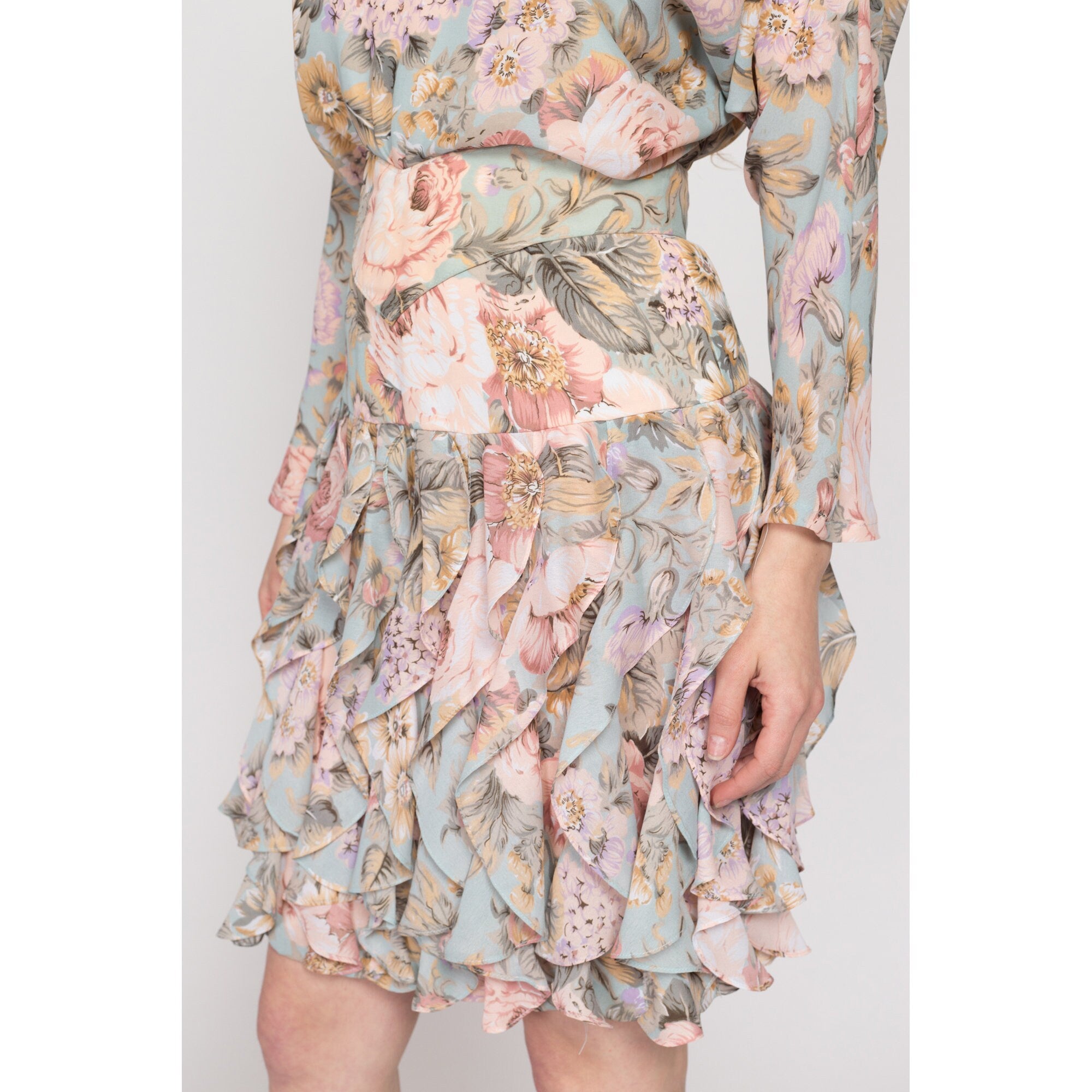 Medium 80s Floral Keyhole Back Ruffle Mini Dress