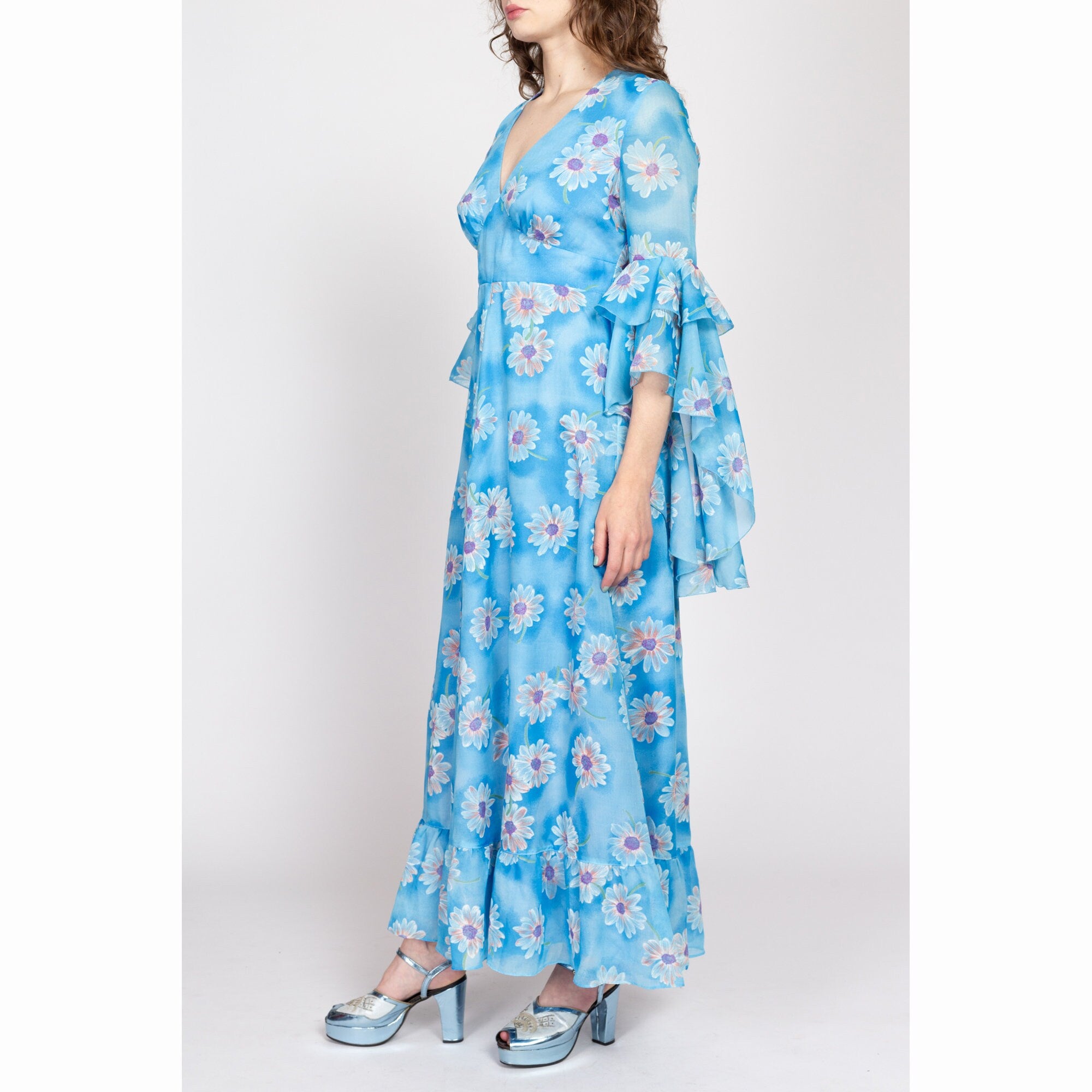 Medium 70s Boho Blue Daisy Floral Angel Sleeve Maxi Dress – Flying Apple  Vintage