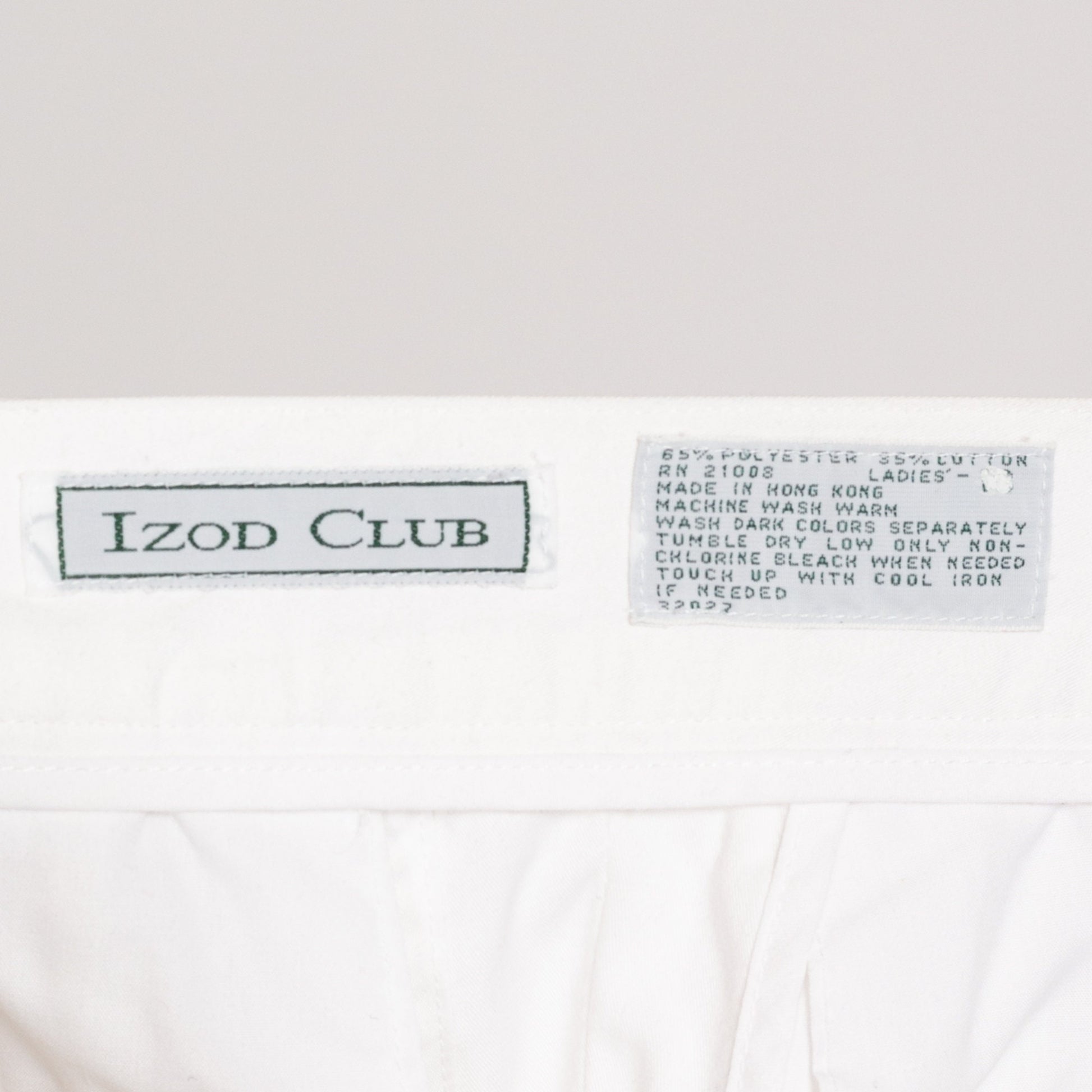 Medium 80s Izod White High Waisted Shorts 27.5" | Vintage Minimalist Pleated Mom Shorts