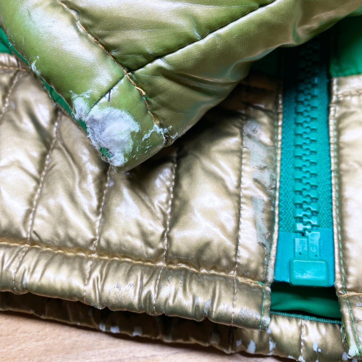 Small 80s Green & Gold Metallic Color Block Ski Jacket | Retro Vintage Zip Up Puffy Winter Coat