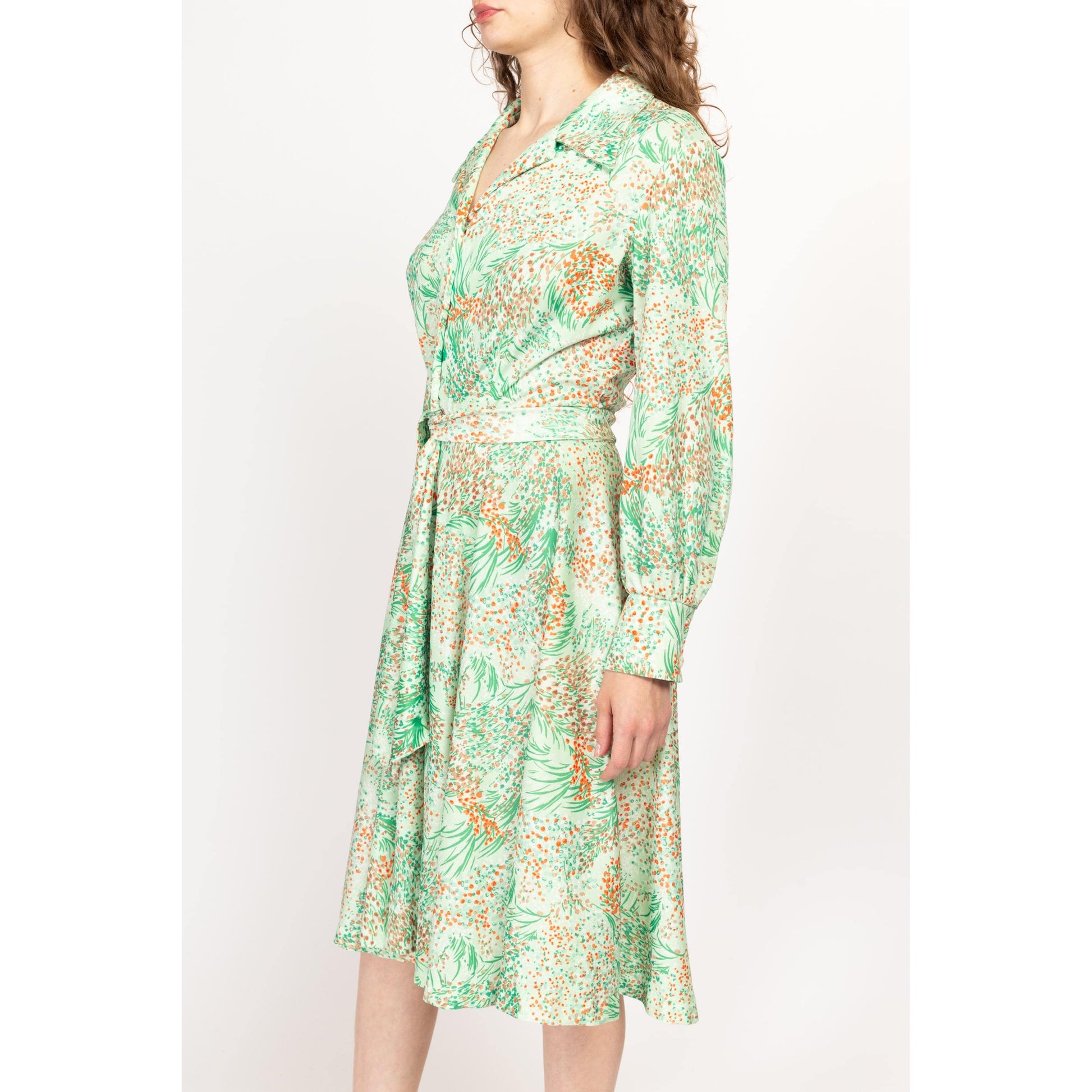 Medium 70s Green Windy Floral Long Sleeve Shirtdress | Vintage Collared Belted Fit & Flare Secretary Dress