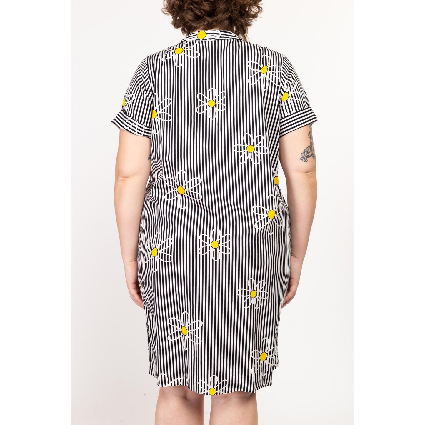 XL 60s Black & White Striped Daisy Floral Print House Dress | Vintage Flower Power Pearl Snap Short Sleeve Peter Pan Collar Shift Housecoat