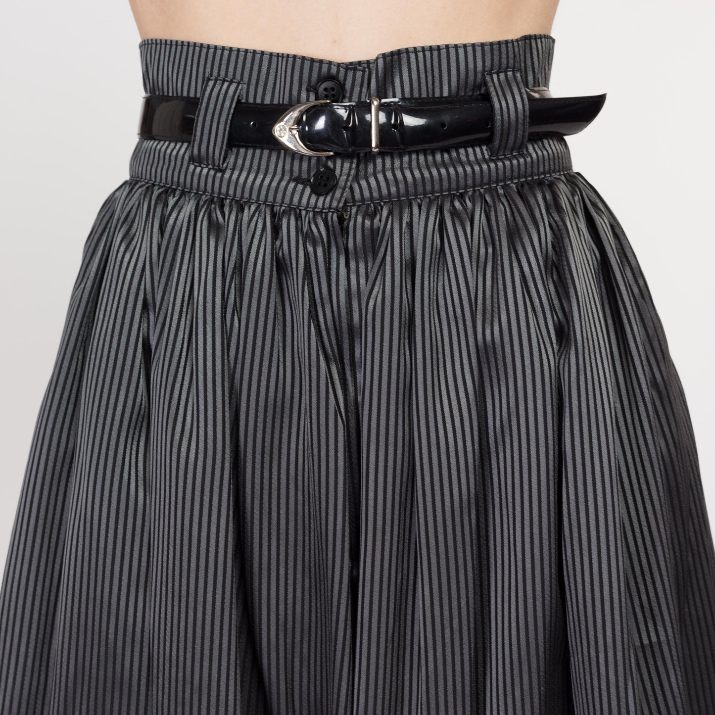 XS-Sm 80s Grey & Black Pinstripe Belted Midi Skirt | Vintage Pleated High Waisted Full Skirt