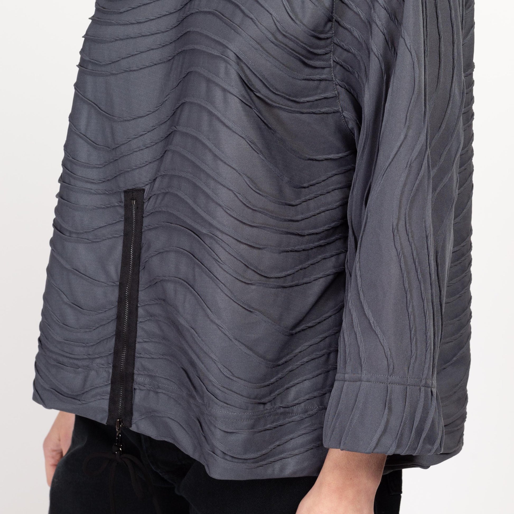 Medium Y2K Grey Wavy Striped Wire Cowl Neck Shirt | Vintage Baggy Lightweight Pullover Top