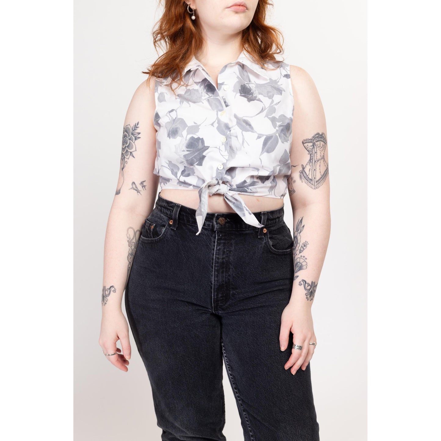 Medium 90s Faded Black & White Floral Photo Print Tie Front Crop Top | Vintage Two Tone Rose Graphic Sleeveless Button Up Blouse