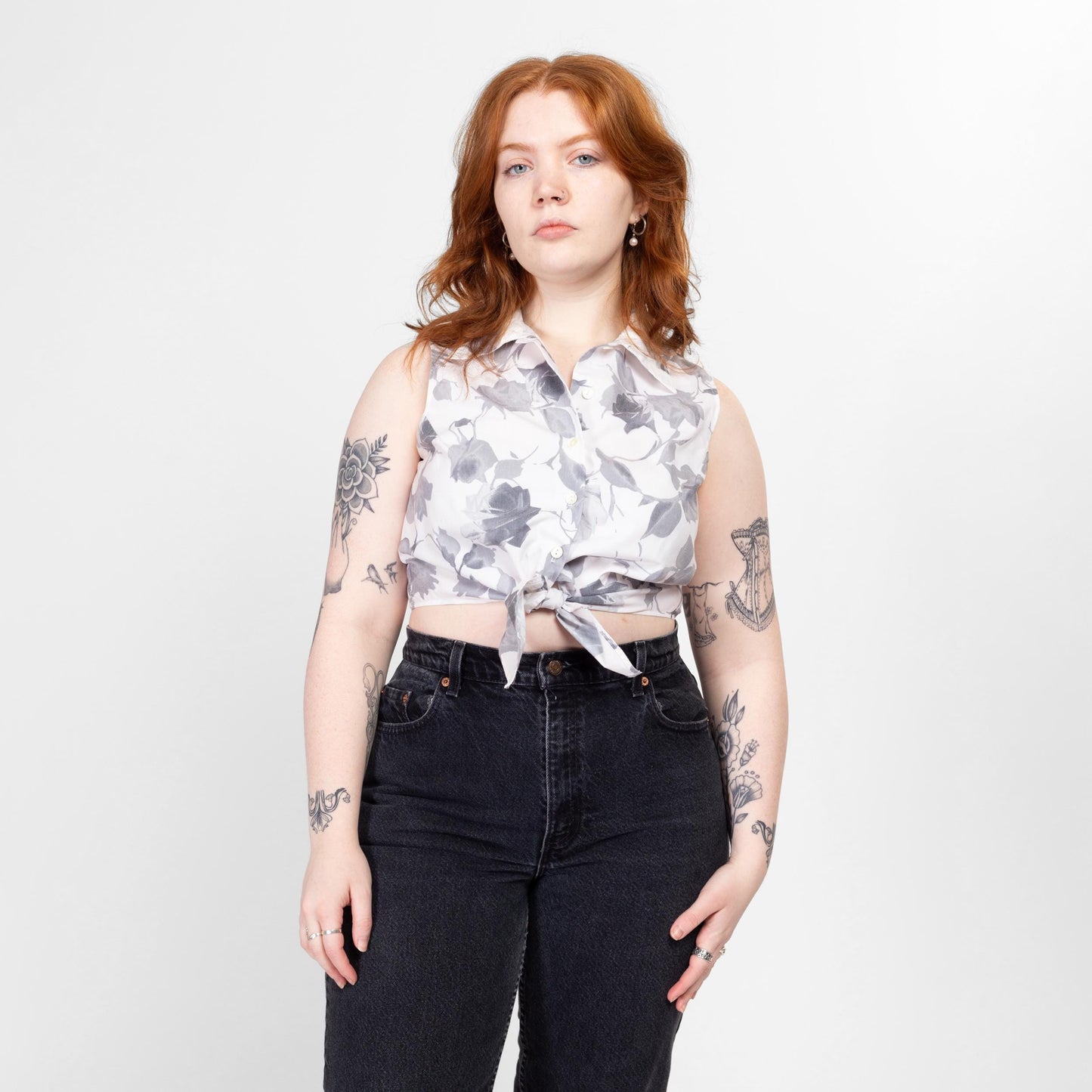 Medium 90s Faded Black & White Floral Photo Print Tie Front Crop Top | Vintage Two Tone Rose Graphic Sleeveless Button Up Blouse