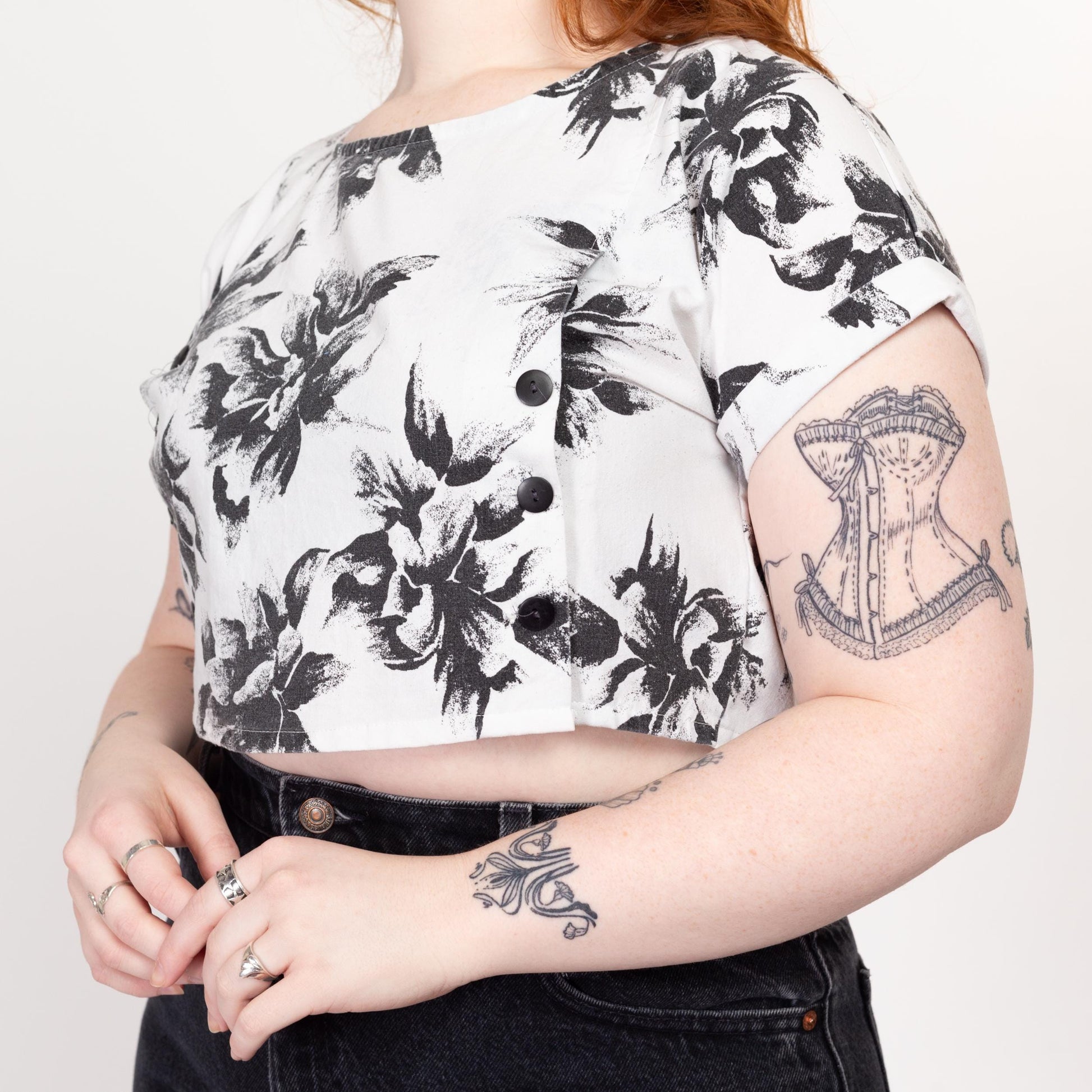 Medium 90s Black & White Floral Boxy Crop Top | Vintage Button Up Two Tone Short Sleeve Cropped Blouse