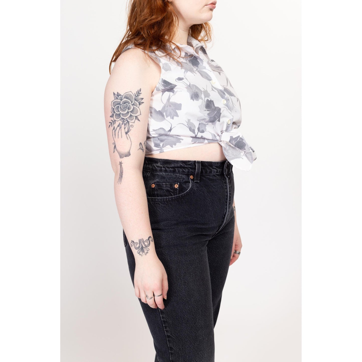 Medium 90s Faded Black & White Floral Photo Print Tie Front Crop Top | Vintage Two Tone Rose Graphic Sleeveless Button Up Blouse