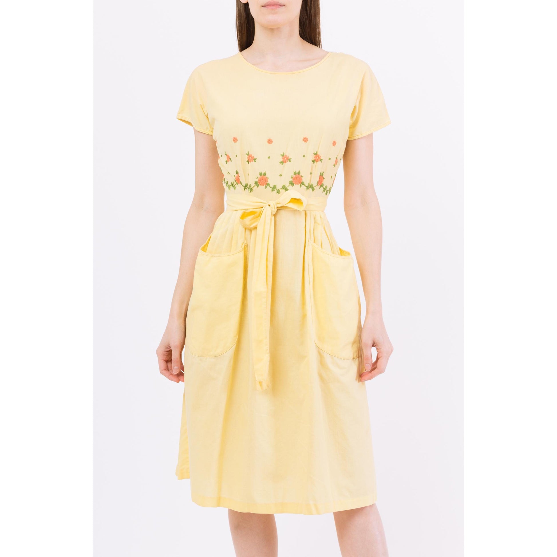 XS-Sm 1950s Swirl Yellow Floral Embroidered Wrap Dress | Retro Vintage 50s Short Sleeve Midi Fit & Flare Day Dress