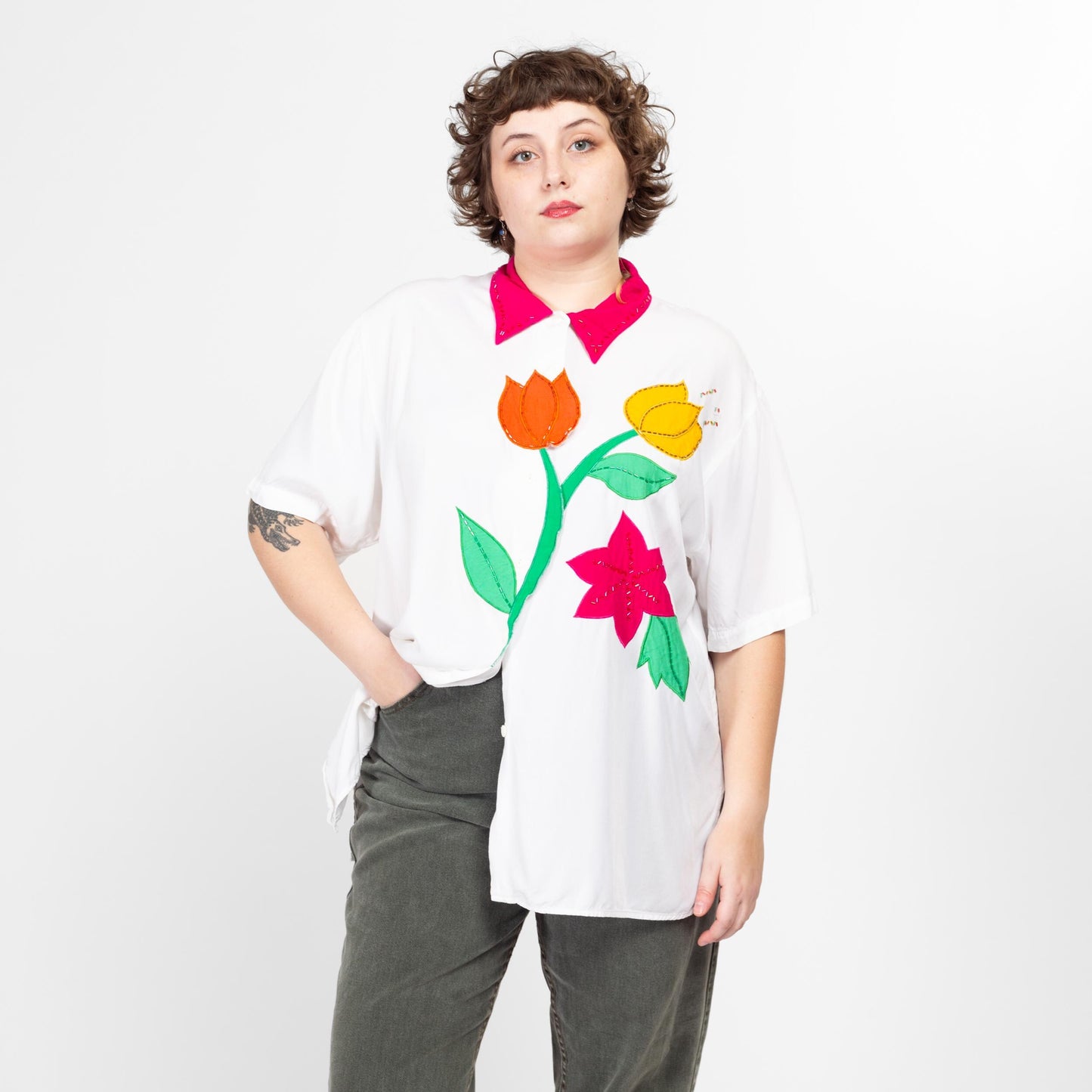 2X 90s Tulip Floral Applique Novelty Blouse | Vintage White Color Block Beaded Collared Short Sleeve Button Up Shirt