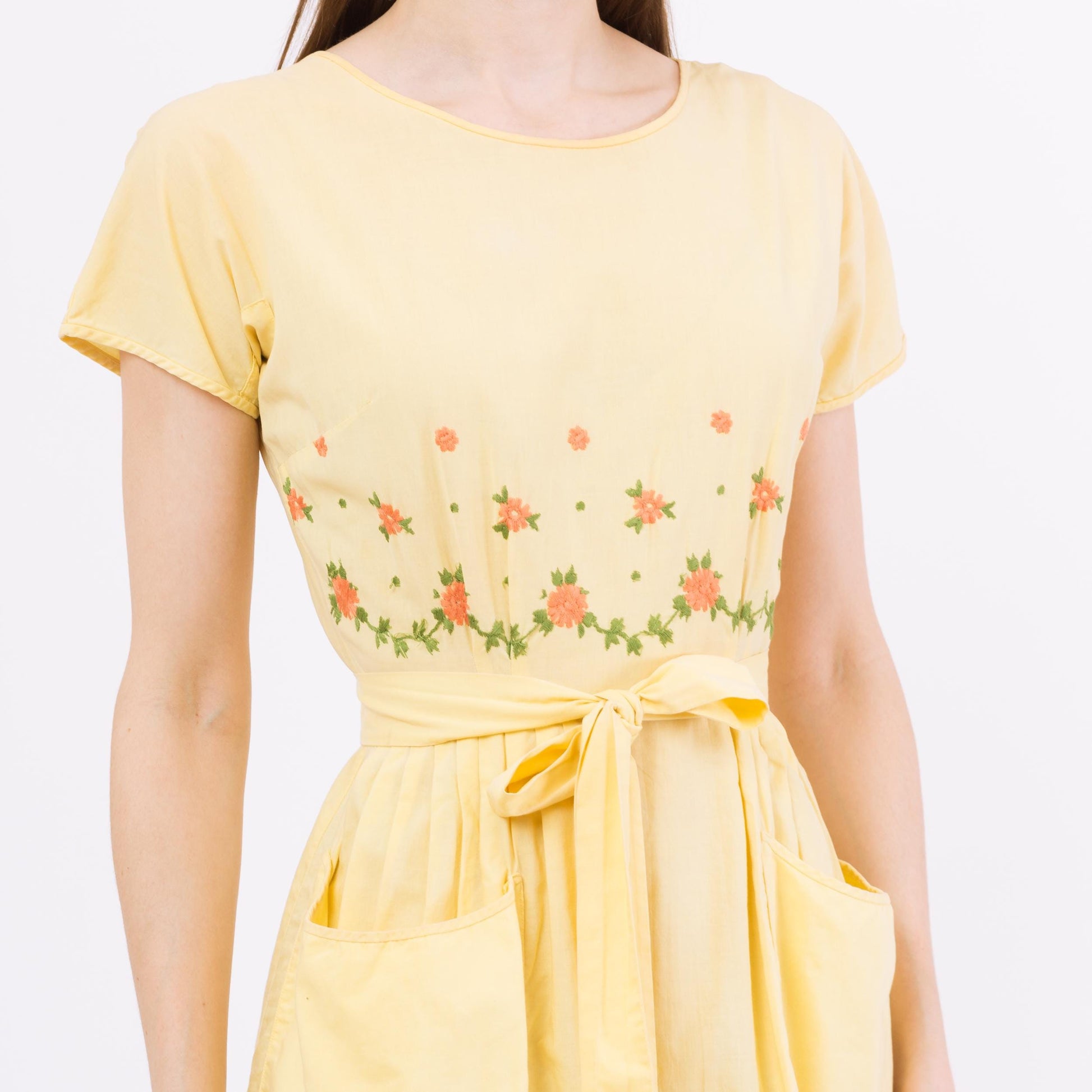 XS-Sm 1950s Swirl Yellow Floral Embroidered Wrap Dress | Retro Vintage 50s Short Sleeve Midi Fit & Flare Day Dress