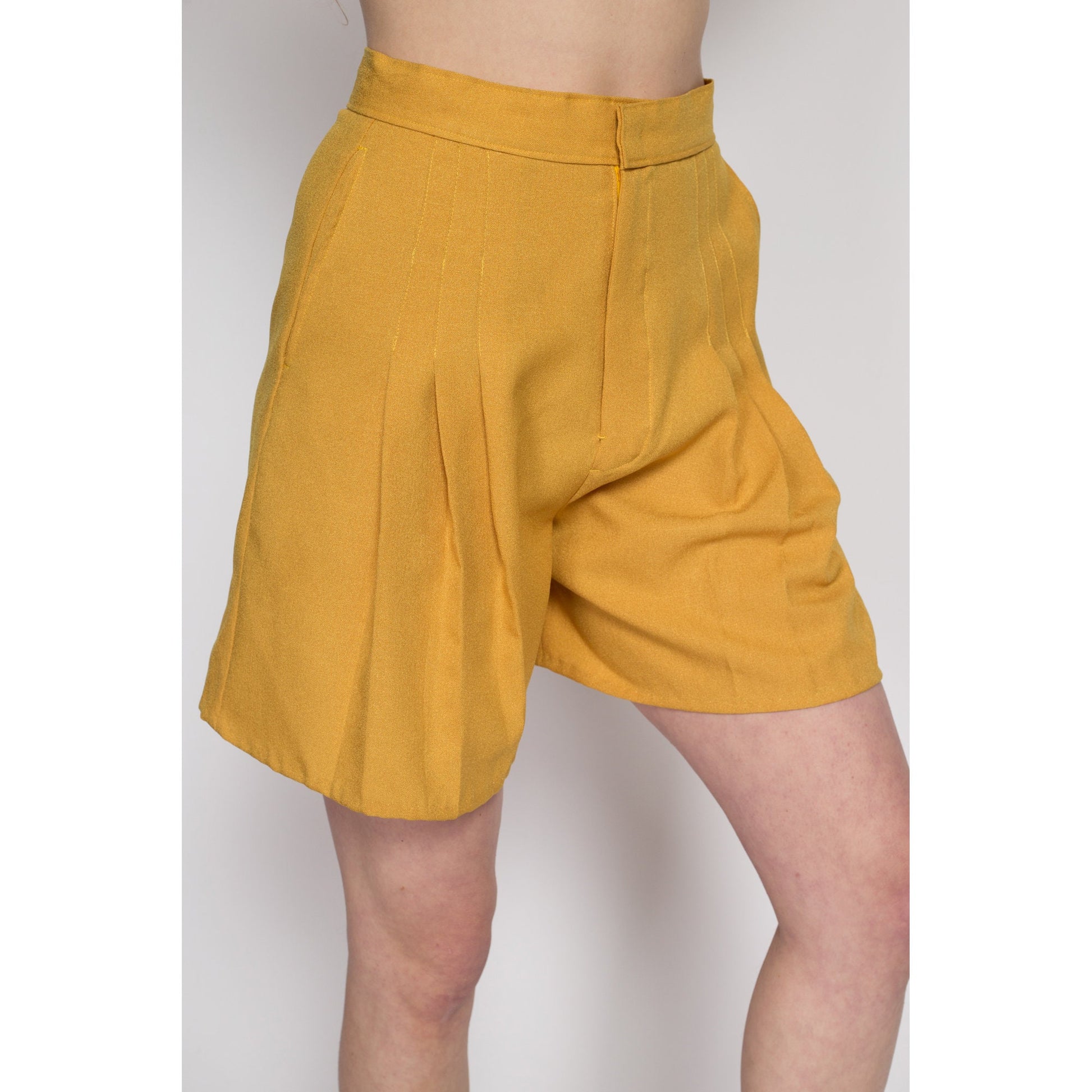 Medium 80s Mustard Yellow Pleated Shorts 28 – Flying Apple Vintage