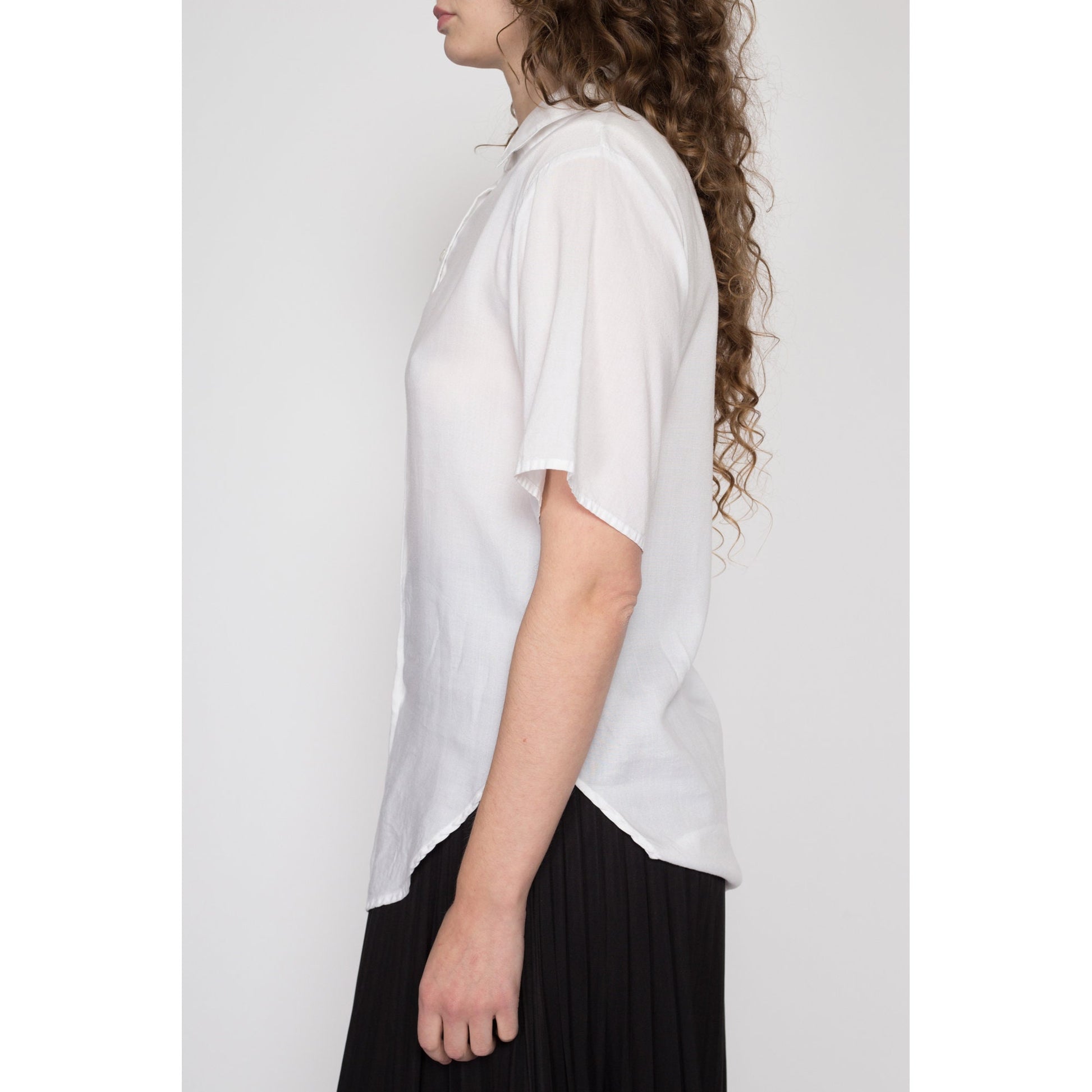 Medium 80s White Short Sleeve Collared Top | Vintage Plain Button Up Long Tails Shirt